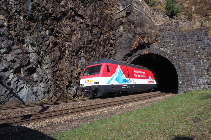 Coop affrète une locomotive des CFF pour un tour de Suisse en 365 jours / Pro Montagna fête son dixième anniversaire
