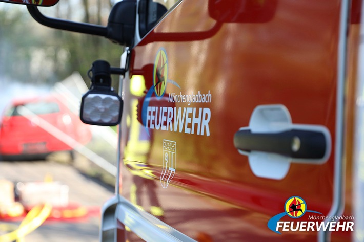 FW-MG: Feuerwehr befreit Person aus Zigarettenautomat