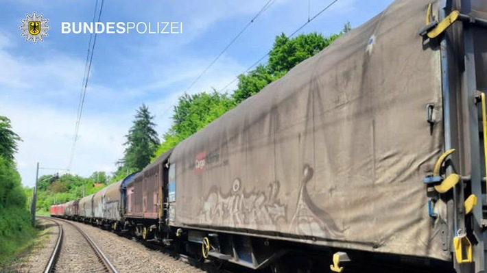 Bundespolizeidirektion München: Festgefahrene Bremse am Güterzug: Großeinsatz wegen technischem Defekt