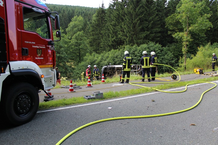 FW-OE: schwerer Verkehrsunfall mit Kleintransporter