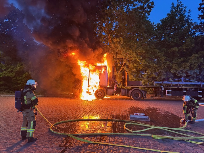 FW Bremerhaven: LKW Brand