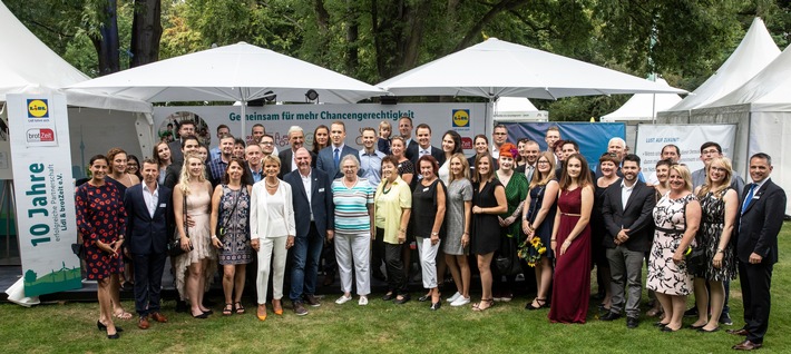 Bürgerfest im Schloss Bellevue: Bundespräsident würdigt Ehrenamtliche - mit dabei waren 15 Lidl-Kollegen