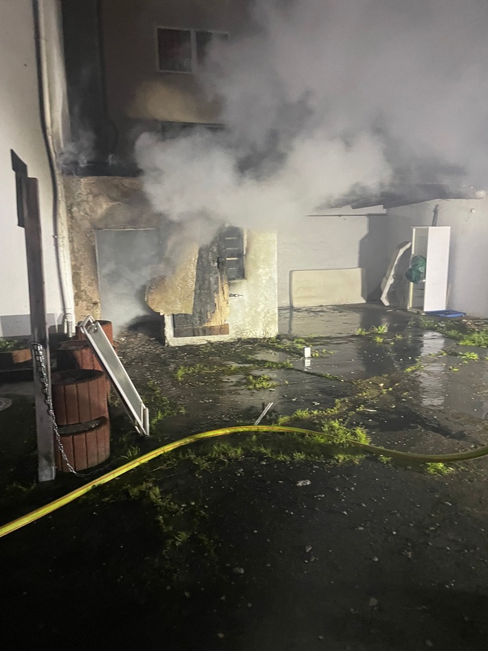 FW-OB: Nächtlicher Garagenbrand erfordert umfangreiche Löschmaßnahmen