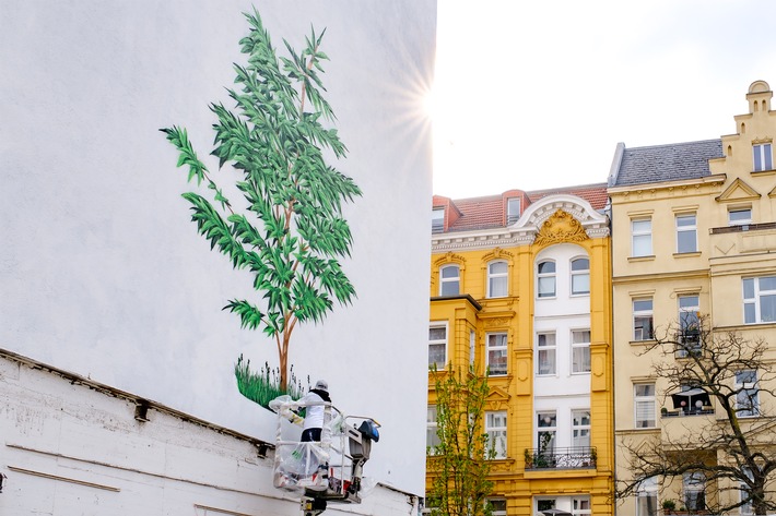 We grow trees - das Treedom-Mural wächst in der Wexstraße 34, Berlin Wilmersdorf. Es soll veranschaulichen, dass Bäume nicht nur gepfanzt, sondern auch gepflegt werden müssen, um den ganzen Impact auf Menschen und Planeten zu entfalten und helfen, bsi zum Weltumwelttag am 5. Juni 2022 insgesamt 20.000 Baumsetzlinge zu pflanzen. Weitere "We grow trees" Murals wachsen auch in Mailand und London. / "We grow trees": B-Corp Treedom lässt Baum-Mural in Berlin wachsen - als Zeichen für 20.000 Baumsetzlinge, die bis zum Weltumwelttag 2022 gepflanzt werden sollen / Weiterer Text über ots und www.presseportal.de/nr/158700 / Die Verwendung dieses Bildes ist für redaktionelle Zwecke unter Beachtung ggf. genannter Nutzungsbedingungen honorarfrei. Veröffentlichung bitte mit Bildrechte-Hinweis.