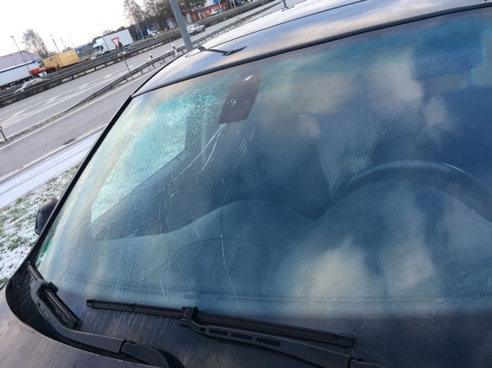 POL-VER: Gefahr für Autofahrer: Eisplatten auf Lkw-Dächern