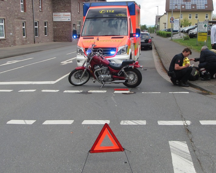 POL-HOL: Verkehrsunfall zwischen Pkw und Motorrad; Motorradfahrerin verletzt
