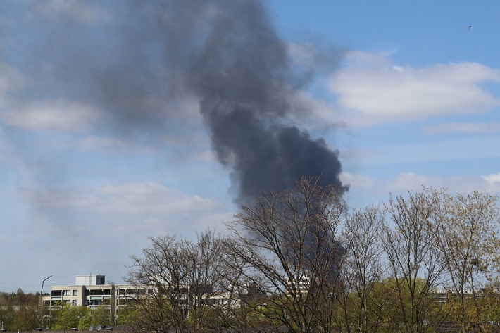 POL-NE: Ermittlungen zur Ursache nach Großbrand auf Firmengelände