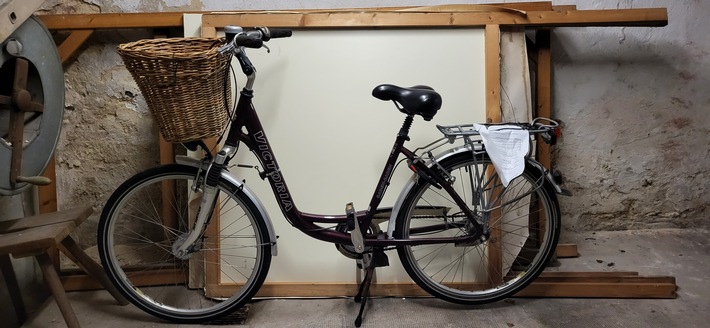 POL-NI: Stadthagen - Wem gehört dieses auffällige Fahrrad?