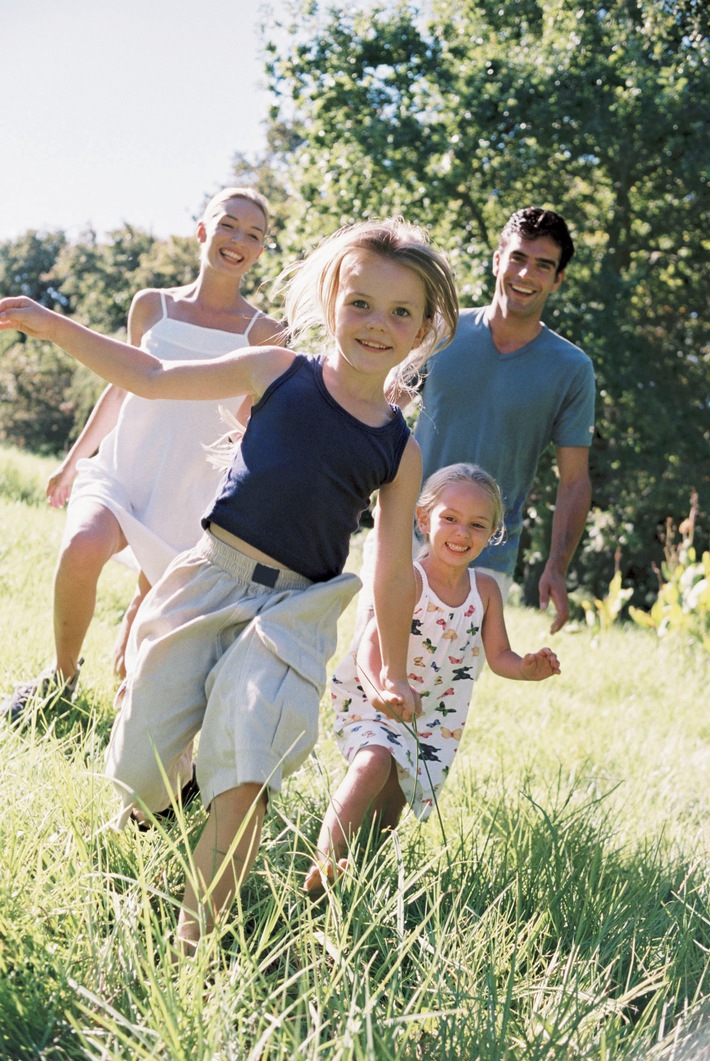 Familienurlaub 2005: Von der "Reise" ins Mittelalter bis zum Natur- und Umweltcamp / Die neue Familienbroschüre "Ferien & Freizeiten 2005" ist ab jetzt erhältlich