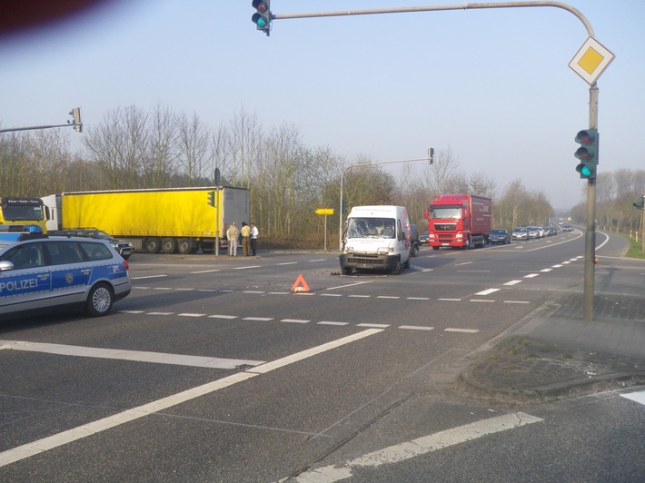 POL-DN: Lkw-Fahrer missachtete die Vorfahrt