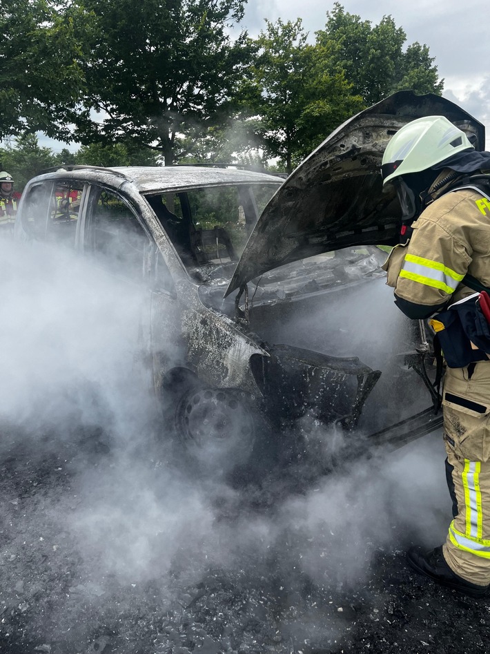 FW Lehrte: Abgestellter PKW geht in Flammen auf