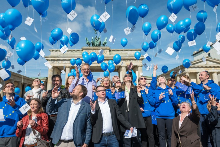 &quot;ES LEBE DIE FREIHEIT!&quot; - Geburtstagsfeier für das Grundgesetz am Brandenburger Tor: Die Gesellschaft für Freiheitsrechte feiert in Berlin 70 Jahre Menschenwürdegarantie und Grundrechte