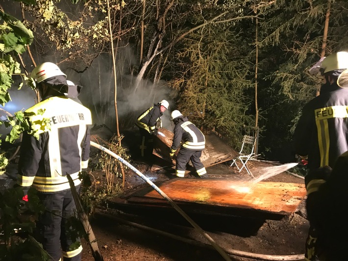 POL-PPWP: Löscharbeiten unter erschwerten Bedingungen - Wespen attackieren Feuerwehr - Gemeinsame Pressemitteilung der Verbandsgemeinde Weilerbach und des Polizeipräsidiums Westpfalz