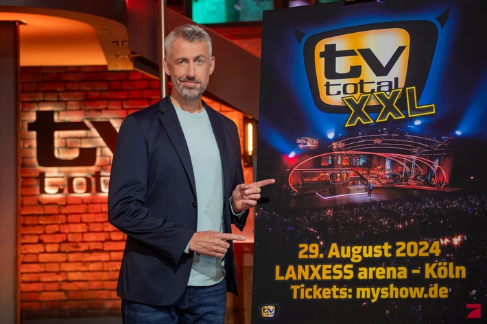 Der Kaiser kommt. Pufpaff auch. "TV total XXL" steigt am Donnerstag, 29. August, in der Lanxess Arena in Köln