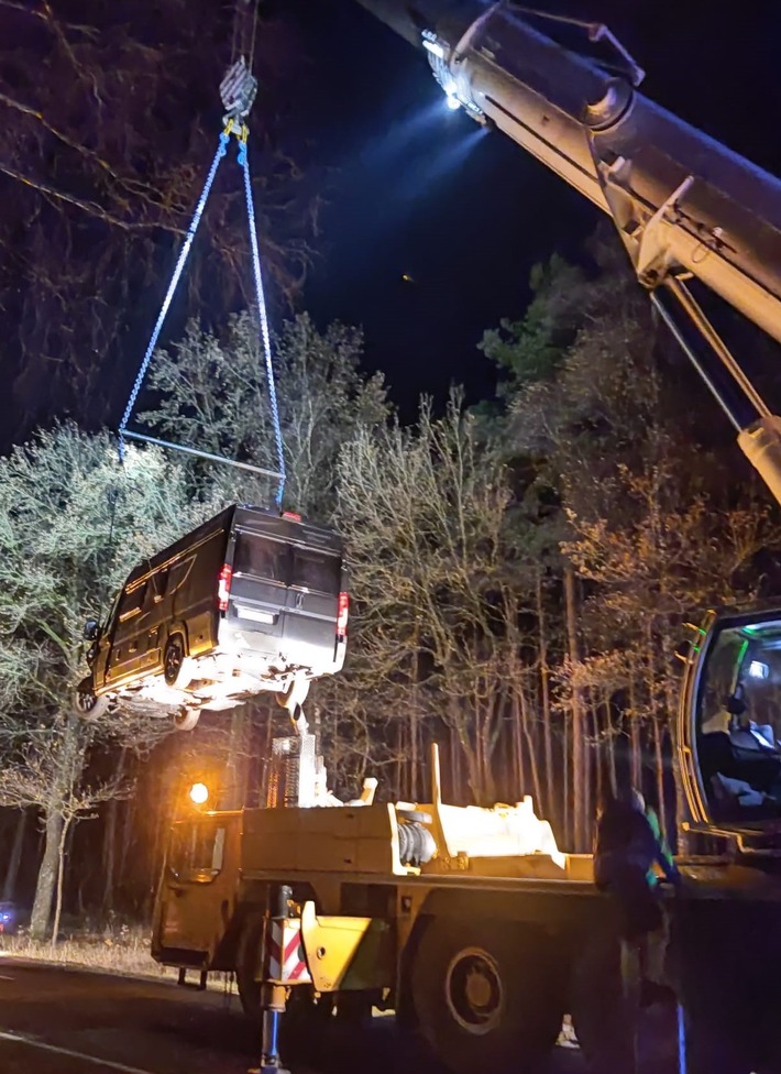 POL-HK: Schwarmstedt: Wohnungseinbruch; Walsrode: Überholmanöver endet am Baum (FOTO)