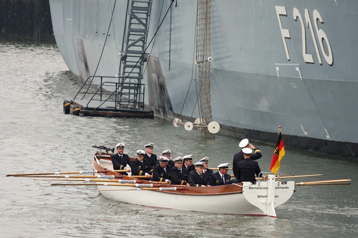 Deutsche Marine - Bilder der Woche: Der "Alte" lässt sich abpullen