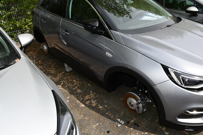 POL-HA: Kompeltträder vor Autohaus gestohlen