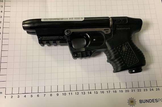 BPOL NRW: "Die Cops kommen" - 30-Jähriger versteckte martialisches Pfefferspray vor Bundespolizisten