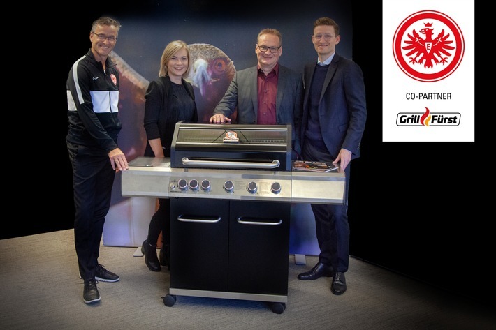 Kooperation: Grillfürst bringt den "Eintracht-Grill" auf den Markt 
Alexander Schur, Eintracht Frankfurt Fussball AG Sales & Marketing
Maike Nickel, Marketing Grillfürst 
Joachim Weber, Geschäftsführer Grillfürst 
Arnfried Lemmle, Bereichsleiter Sales und Marketing Eintracht Frankfurt Fußball AG / Weiterer Text über ots und www.presseportal.de/nr/119443 / Die Verwendung dieses Bildes ist für redaktionelle Zwecke honorarfrei. Veröffentlichung bitte unter Quellenangabe: "obs/Kamin und Grill Shop GmbH/Grillfürst"