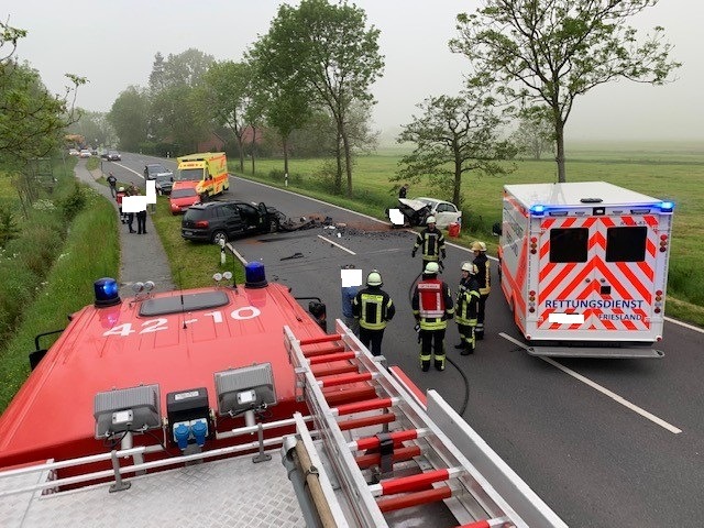 POL-WHV: Schwerer Verkehrsunfall in Sande - beide Fahrzeugführer schwer verletzt - Fahrbahn musste für zwei Stunden vollgesperrt werden (2 FOTOS) - Polizei sucht einen schwarzen Audi und Zeugen