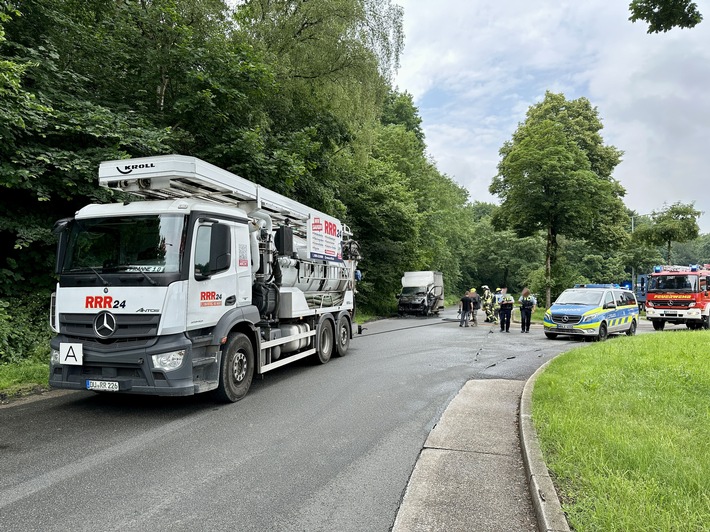 FW Hünxe: Transporter brennt auf Rastplatz - Ersthelfer löschen mit Lkw