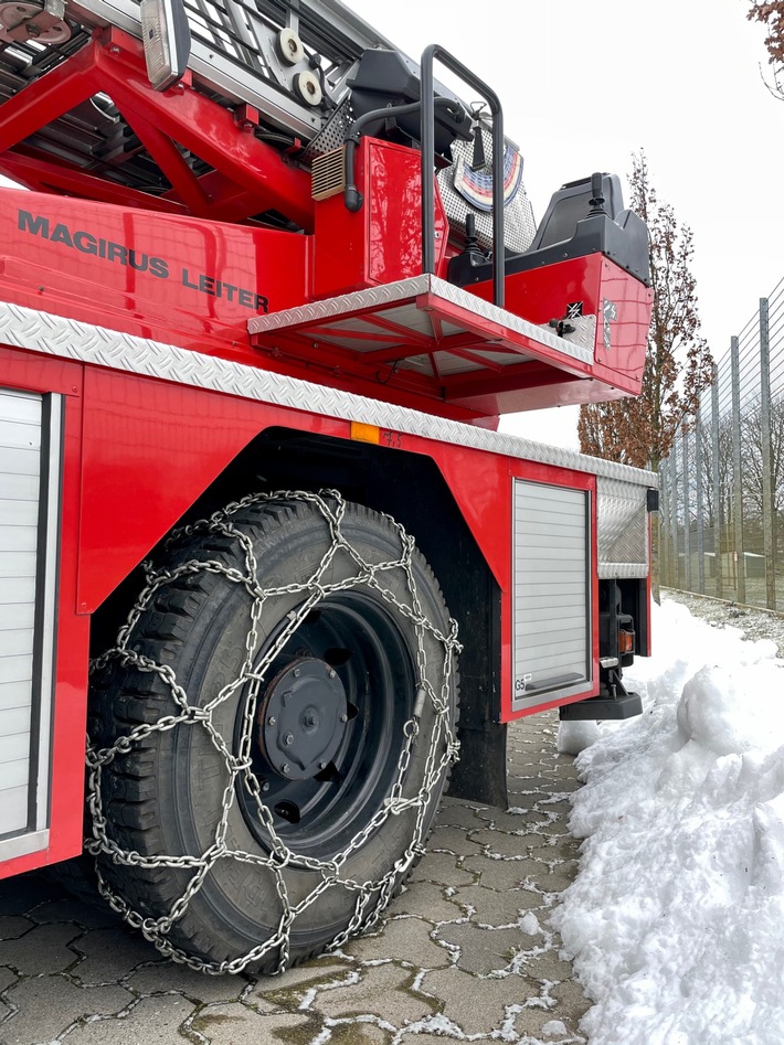 FW Celle: Fester Halt - wenn es schneit und brennt! Feuerwehr Celle zieht Schneeketten auf