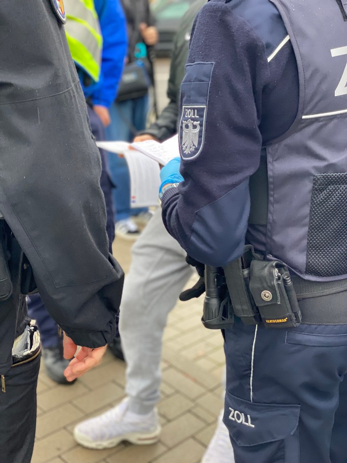 HZA-KA: Zoll kontrolliert Ludwigshafener Nagelstudio/ Mehrere Illegale versuchen zu flüchten