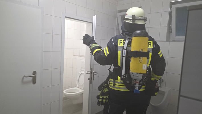 FW Celle: Feuer auf öffentlicher Toilette