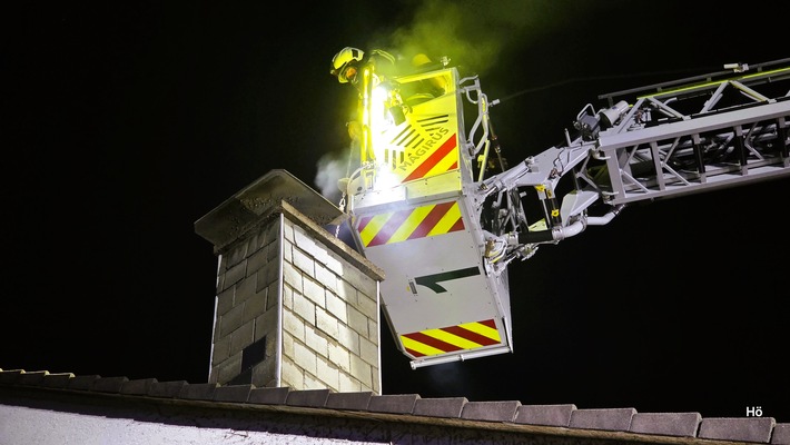 FW-EN: Weiterer Verkehrsunfall und Kaminbrand in den späten Abendstunden