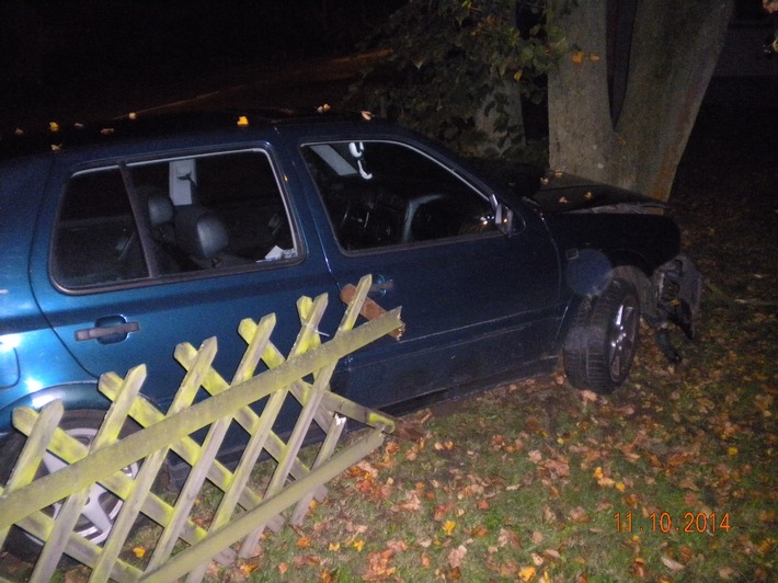 POL-HM: Verkehrsunfall: alkoholisierter Jugendlicher ohne Führerschein durchbricht Zaun und prallt gegen Baum