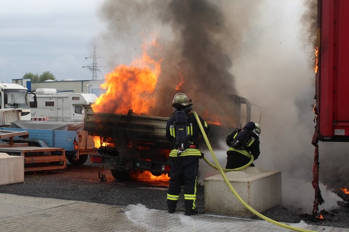 POL-HAM: Nutzfahrzeuge brennen - etwa 30.000 Euro Schaden