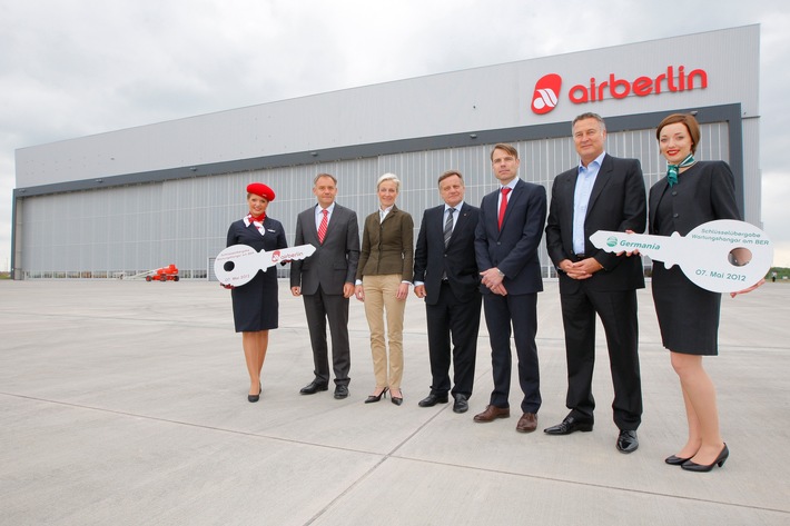 Schlüsselübergabe am BER: Wartungshangar in Betrieb genommen / airberlin und Germania nutzen größten Technikneubau zur Flugzeugwartung (BILD)