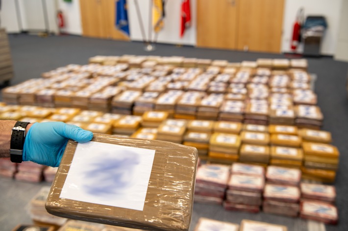 POL-HH: 260410-2. Gemeinsame Pressemitteilung der Polizei Hamburg und des Zollfahndungsamtes Hamburg - 1,6 Tonnen Kokain in Bananencontainer durch Zoll und Polizei sichergestellt