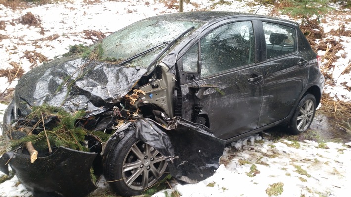 POL-NOM: Baum stürzt auf Auto, Fahrer leicht verletzt