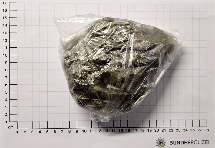 BPOL NRW: Bundespolizisten stellen 5 Drogendelikte in einer Stunde fest