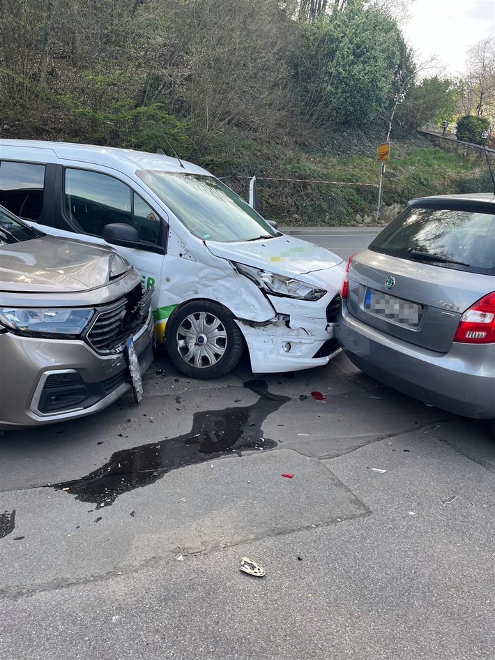 POL-HA: Kollision mit Gegenverkehr - Unfall mit drei leichtverletzten Personen