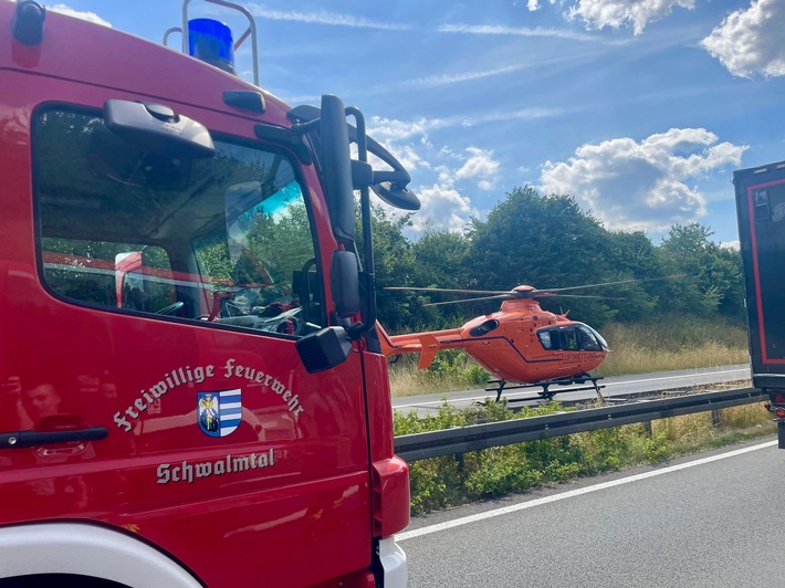 FFW Schwalmtal: Gemeinsame Pressemitteilung der Feuerwehren Schwalmtal und Niederkrüchten Mehrere Einsätze für Feuerwehrkräfte auf der A52 - Verkehrsunfall mit Lkw, Rettungshubschrauber im Einsatz
