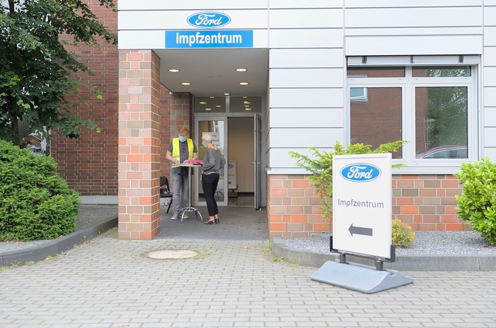 Eingang Ford Impfzentrum.jpg