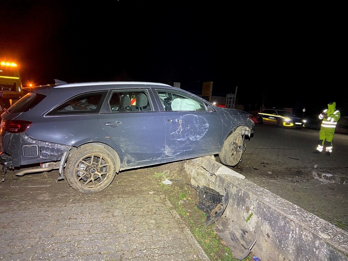 POL-PDNW: Unfall auf der L530 - Alkoholisierter fährt gegen Mauer an Friedhofsparkplatz