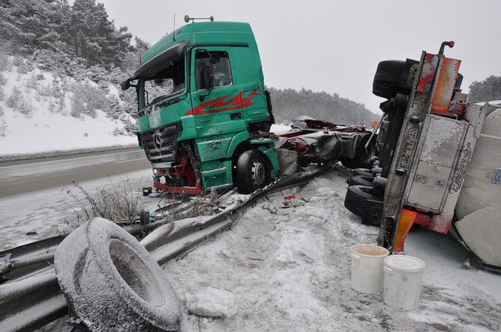 POL-WL: Milchtransporter umgekippt ++ Seevetal/Hittfeld - Kennzeichen geklaut ++ Winsen - Pkw geklaut ++ Und weitere Meldungen