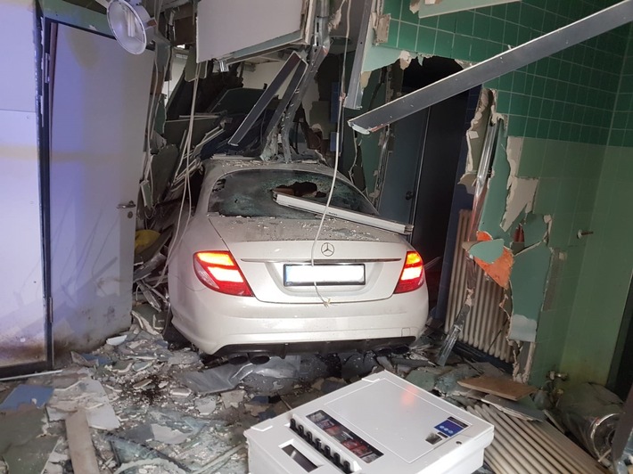 POL-GÖ: (673/2018) Nach Unfall am Mittag - Tankstelle auf der Rastanlage Göttingen-Ost an der A 7 weiterhin gesperrt
