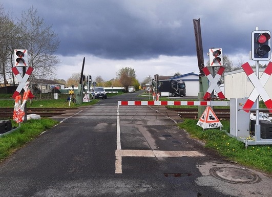 BPOL-FL: Lunden - Autofahrer fährt auf Bahnübergang trotz herannahendem Zug