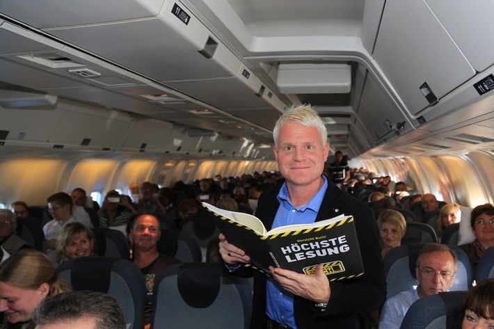 Weltrekord: Lesung hoch über den Wolken / Die Initiative &quot;Vorsicht Buch!&quot; der deutschen Buchbranche veranstaltet auf einem Condor Flug mit Guido Cantz die höchste Lesung der Welt (BILD)