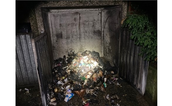 POL-ME: Müllcontainer in Brand gesetzt - Monheim am Rhein - 2303082