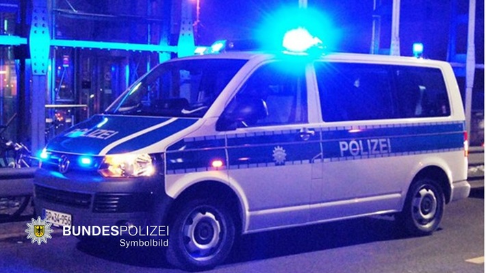 Bundespolizeidirektion München: Bedrohung mit Messer in Regionalzug und Verwendung von Kennzeichen verfassungswidriger Organisationen / Bundespolizei sucht Zeugen