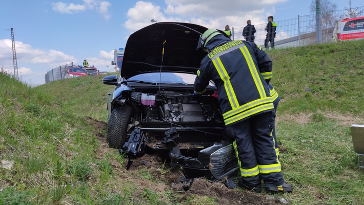 FW Celle: PKW fährt in Regenrückhaltebecken - eCall alarmiert Rettungskräfte!