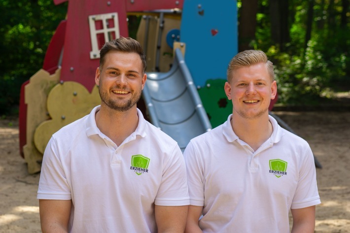 Ian Mielenz (l.) und Rico Buchwalter (r.), Gründer von Erzieher-Helden, setzen sich für bessere Beratung und finanzielle Aufklärung im Erzieherberuf ein. / Weiterer Text über ots und www.presseportal.de/nr/180123 / Die Verwendung dieses Bildes für redaktionelle Zwecke ist unter Beachtung aller mitgeteilten Nutzungsbedingungen zulässig und dann auch honorarfrei. Veröffentlichung ausschließlich mit Bildrechte-Hinweis.