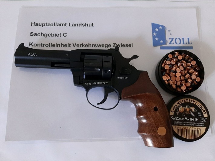 HZA-LA: Waffe sichergestellt Zöllner des Hauptzollamts Landshut fanden Revolver im Handschuhfach