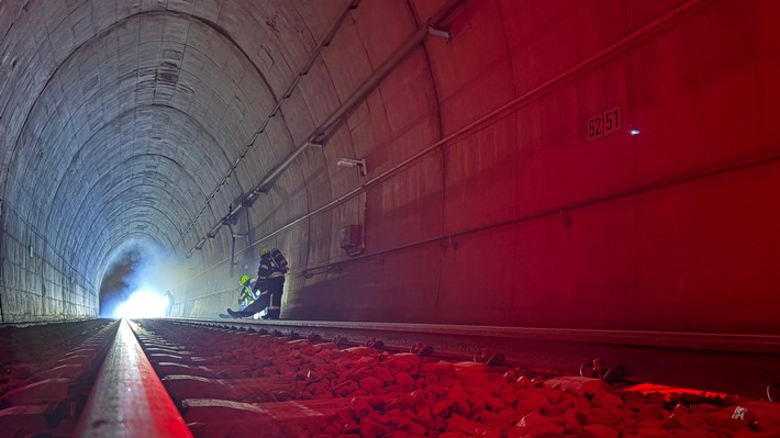 FW-OE: Großübung im Erbscheidtunnel: Feuerwehren aus Olpe und Attendorn proben den Ernstfall