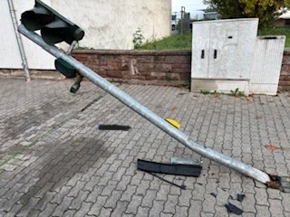 POL-PIZW: Mit 1,75 Promille Ampel umgefahren und abgehauen